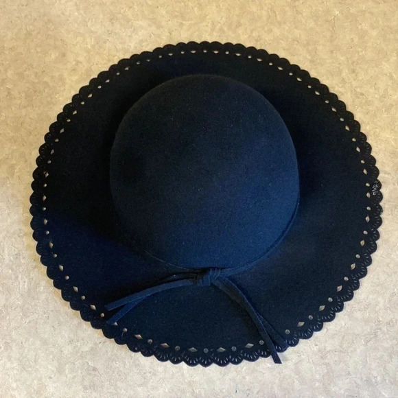 Anna & Ava Black 100% Wool Scalloped Edge Hat - Picture 7 of 9
